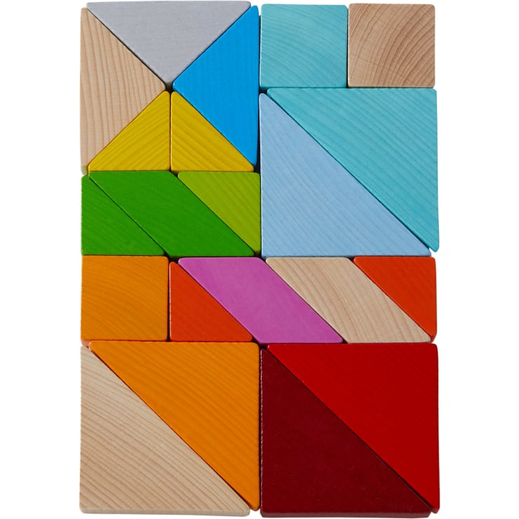 Ein Satz bunter Holzklötze, darunter Dreiecke, Quadrate und Rechtecke, die in einem rechteckigen Gittermuster angeordnet sind. Die Blöcke sind in verschiedenen Farben wie Rot, Blau, Grün, Gelb, Orange und Naturholz bemalt.