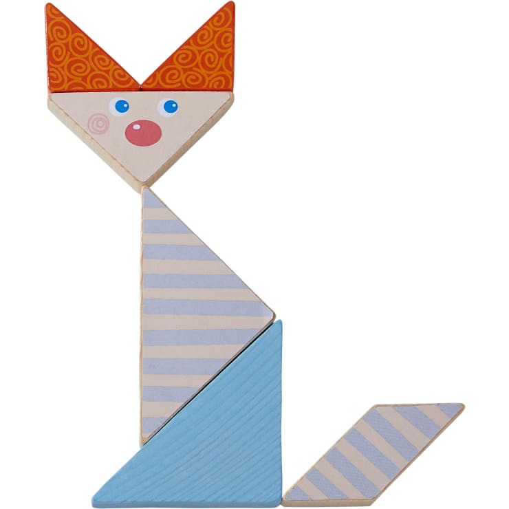 Eine Katzenfigur besteht aus flachen, bunten Holzformen, darunter Dreiecke und Quadrate, mit Streifen und Wirbeln. Die Katze hat einen rot gemusterten Kopf mit blauen Augen, eine rosa Nase und einen langen blauen Körper und Schwanz.
