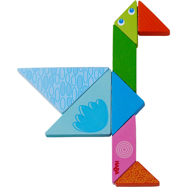 Eine Vogelform aus bunten, geometrischen Holzklötzen mit blauen, grünen, roten, orangefarbenen und rosafarbenen Teilen, mit Mustern und einem Augendetail auf dem Kopf.