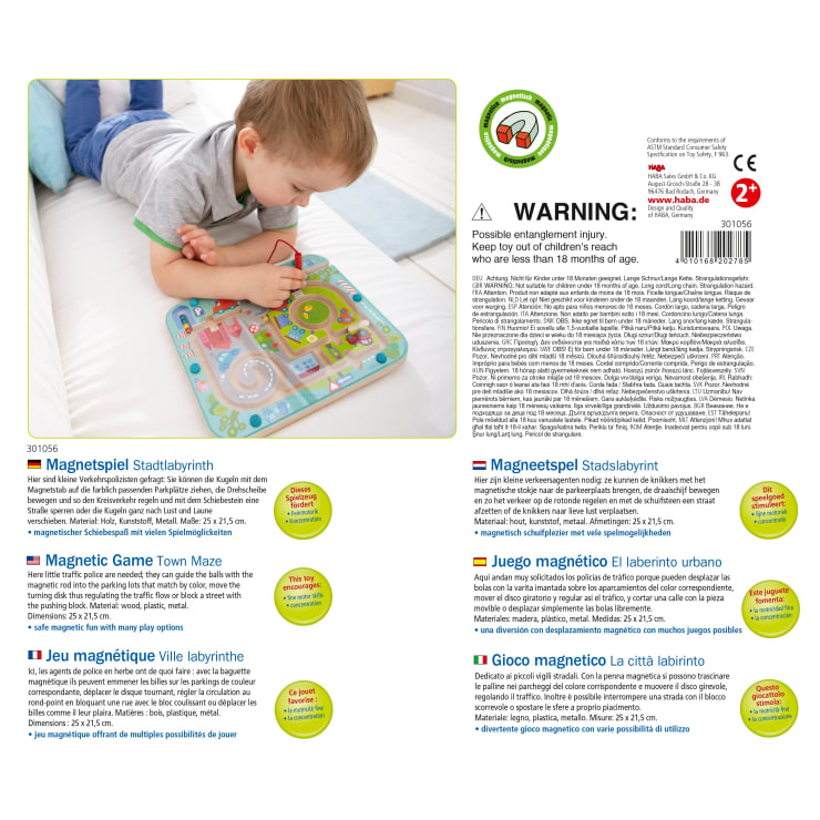 Ein kleines Kind liegt auf einem Bett und spielt mit einem magnetischen Labyrinthspielzeug. Das Spielzeug hat bunte Schienen und kleine Teile. Sicherheits- und Produktinformationen in mehreren Sprachen werden unter und neben dem Bild angezeigt.