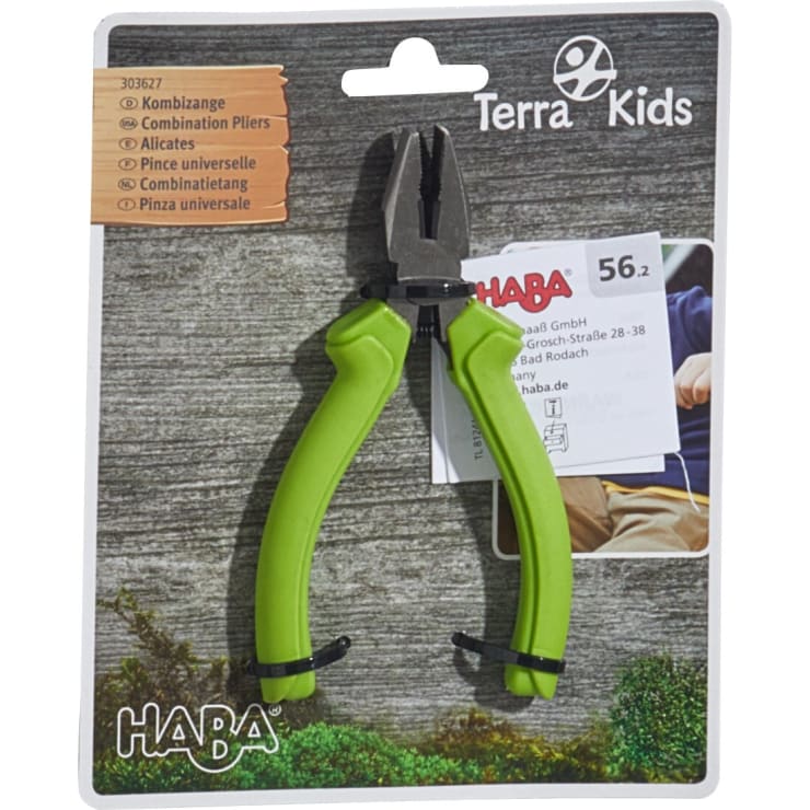 Eine verpackte Kombizange mit grünem Griff und der Aufschrift Terra Kids by HABA, die auf einer Pappunterlage mit Produktinformationen in mehreren Sprachen präsentiert wird.