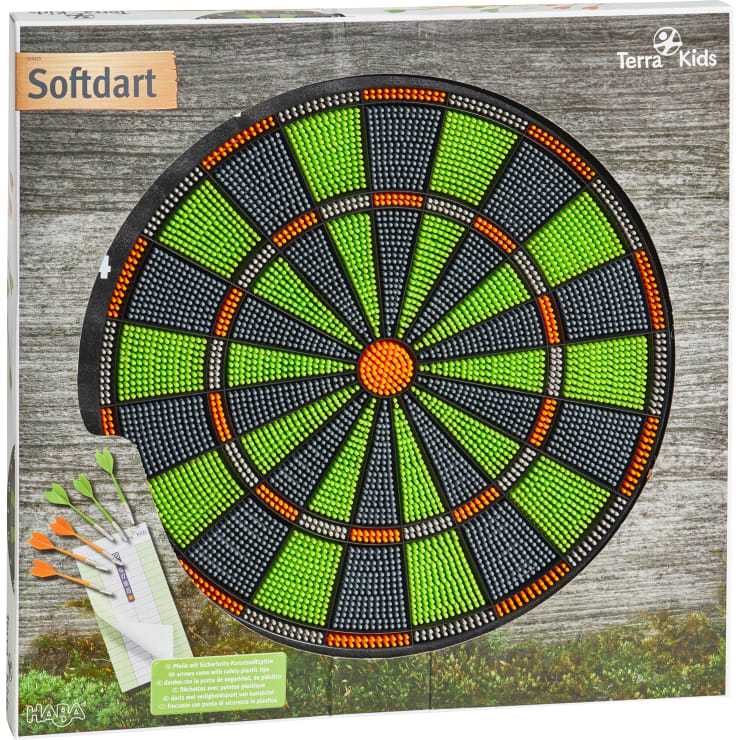 Eine runde, bunte Softdartscheibe mit abwechselnd grünen, orangefarbenen und schwarzen Bereichen. Auf der linken Seite sind vier Darts mit weicher Spitze abgebildet und die Verpackung ist mit Softdart und Terra Kids beschriftet.