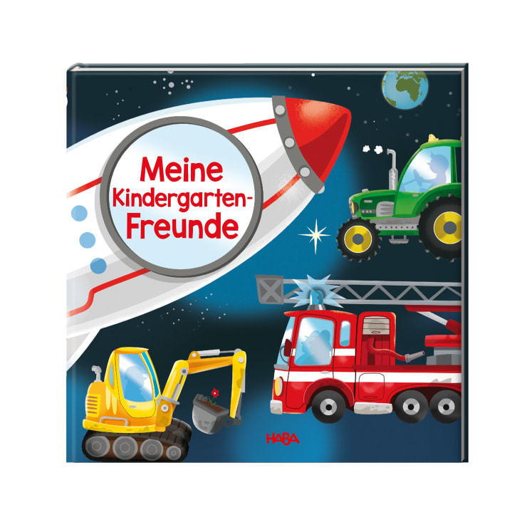 Auf dem Cover eines Kinderbuchs mit dem Titel Meine Kindergarten-Freunde sind eine Rakete, ein grüner Traktor, ein gelber Bagger und ein rotes Feuerwehrauto vor einem Hintergrund mit Weltraummotiven und der Erde zu sehen.