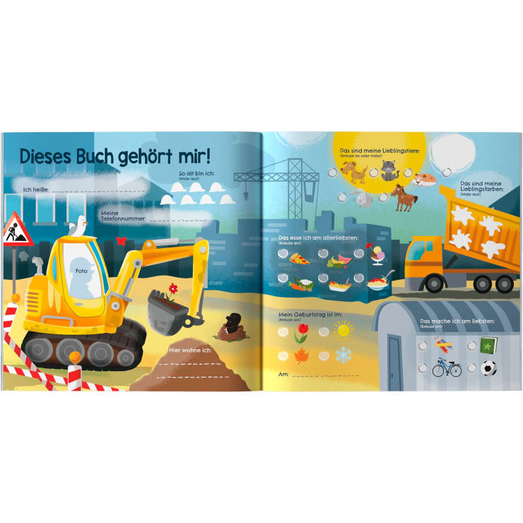 Ein farbenfrohes, illustriertes Kinderbuch mit Platz zum Ausfüllen von persönlichen Informationen. Zeigt einen gelben Bagger, eine Baustelle, einen Lastwagen, Haustiere, Lieblingsessen, Geburtstag und eine Spielplatzszene mit spielenden Kindern.