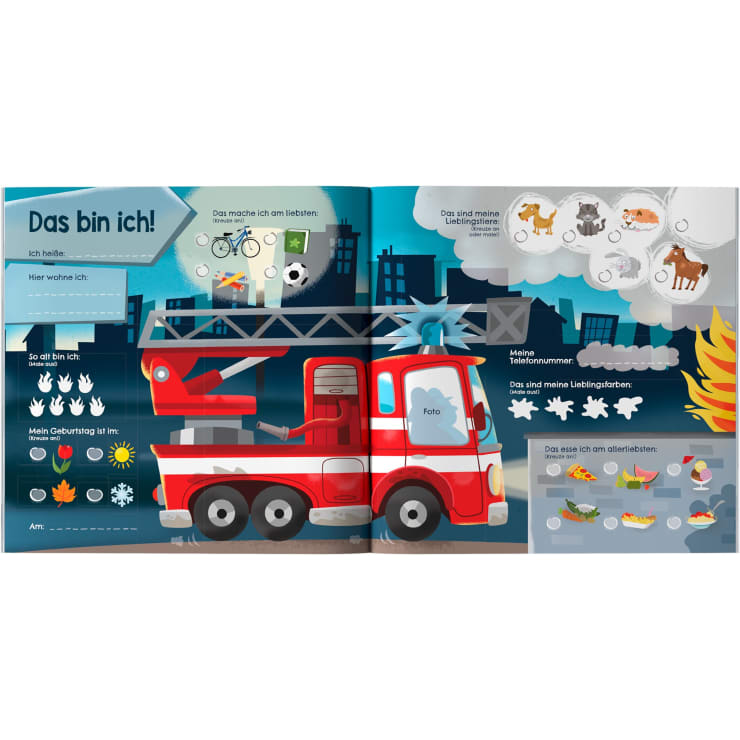 Eine bunte Kinderbuchseite zeigt ein Feuerwehrauto in einer Stadtszene. Verschiedene illustrierte Symbole und Textfelder fordern den Leser auf, persönliche Informationen, Lieblingsaktivitäten, Tiere, Lebensmittel und mehr einzutragen.
