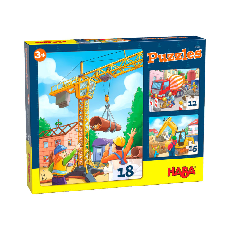 Eine Schachtel mit HABA-Puzzles für Kinder ab 3 Jahren, die eine Baustelle darstellen. Die Vorderseite zeigt einen gelben Kran, Arbeiter und drei verschiedene Puzzles mit 12, 15 und 18 Teilen.