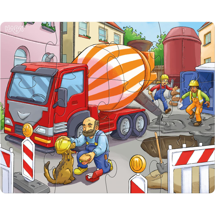 Eine Baustellenszene mit drei Arbeitern, einem Zementmischwagen und einem großen Loch im Boden. Ein Arbeiter streichelt einen Hund, der einen gelben Schutzhelm trägt, während zwei andere im Hintergrund Zement gießen. Sicherheitsbarrieren umgeben den Bereich.