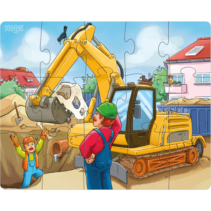 Eine Karikatur einer Baustelle mit einem gelben Bagger, einer Person in grünem Overall, die zuschaut, und einer Person in einer orangefarbenen Jacke, die ihre Arme in der Nähe eines Ausgrabungsbereichs hebt. Im Hintergrund sind Häuser und ein blauer Himmel zu sehen.