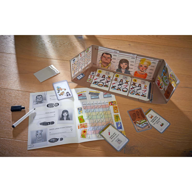 Ein detektivisches Brettspiel auf einer Holzoberfläche mit einem Bildschirm mit Verdächtigenbildern, einem Trockenstift, Hinweis- und Verdächtigenkarten, einem Spielbogen und einer Spielanleitung.