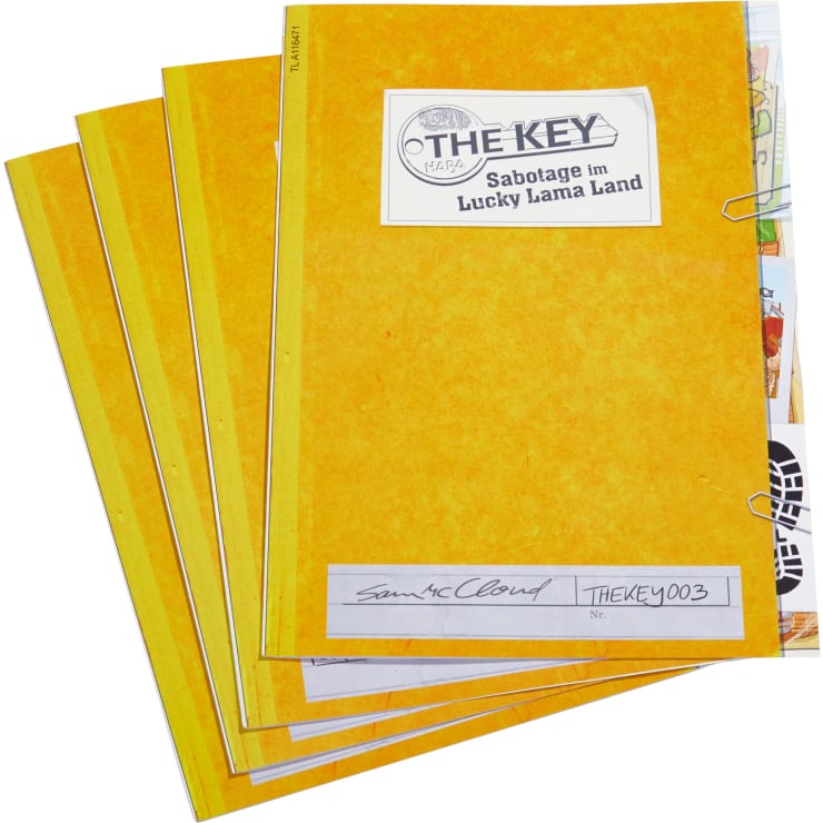 Vier gelbe Mappen mit der Aufschrift THE KEY Sabotage im Lucky Lama Land sind fächerförmig gestapelt. Eine Mappe zeigt eine handschriftliche Unterschrift und die Spielnummer.