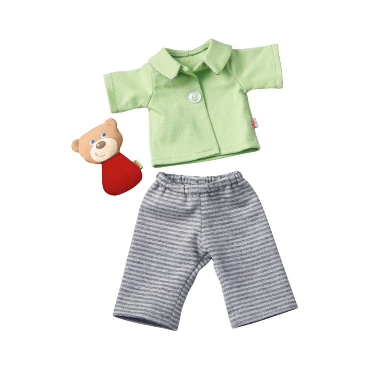 Eine Reihe von Puppenkleidern, darunter ein hellgrünes Hemd mit Kragen, eine grau-weiß gestreifte Hose und ein kleiner Plüschbär mit rotem Körper und hellbraunem Kopf. Alle Artikel sind auf einem weißen Hintergrund angeordnet.