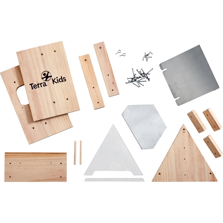 Verschiedene Holz- und Metallteile, Dübel, Schrauben und Stifte aus einem Terra Kids-Bausatz, flach auf einem weißen Hintergrund ausgelegt. Zu den Teilen gehören Platten, Stäbe und geometrische Metallformen.
