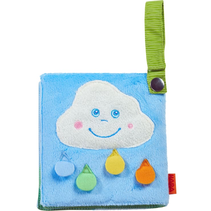 Ein weiches, blaues Stoff-Babybuch mit einer lächelnden weißen Wolke auf dem Cover und vier farbigen Regentropfen (blau, grün, gelb und orange). Das Buch hat ein grünes Stoffband mit einem Druckknopf zum Befestigen.