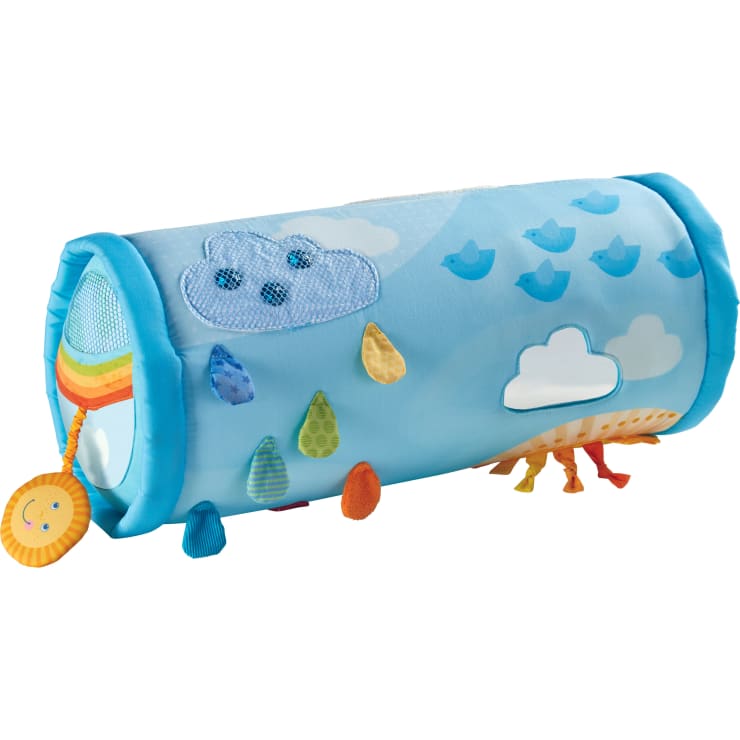 Ein blauer Spieltunnel aus Stoff für Babys mit Wolken-, Vogel-, Sonnen- und Regentropfenmotiven, mit hängenden, strukturierten Spielzeugen und einem kleinen Spiegelfenster an der Seite.