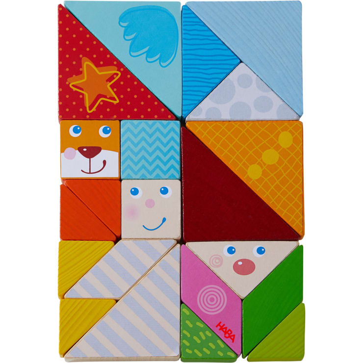 Ein Satz bunter Holzklötze, die in einem Rechteck angeordnet sind und Muster, geometrische Formen und Abbildungen von Gesichtern, einem Stern und einem Tier zeigen. Die Blöcke zeigen verschiedene Farben und Designs.