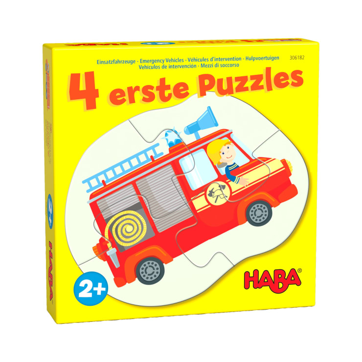 Eine gelbe Schachtel mit den "4 ersten Puzzles" von HABA für Kinder ab 2 Jahren. Auf der Vorderseite ist ein rotes Feuerwehrauto mit einem Feuerwehrmann abgebildet. Die Schachtel zeigt Puzzleteile und enthält Text in mehreren Sprachen.