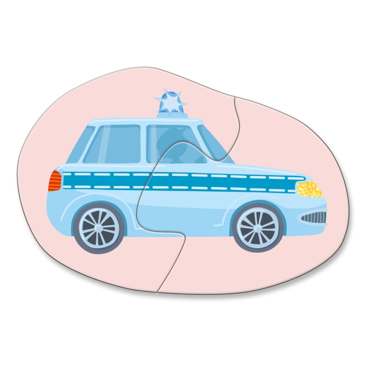 Eine einfache Illustration eines blauen Polizeiautos auf einem rosa, unregelmäßig geformten Puzzleteil mit drei ineinander greifenden Teilen.