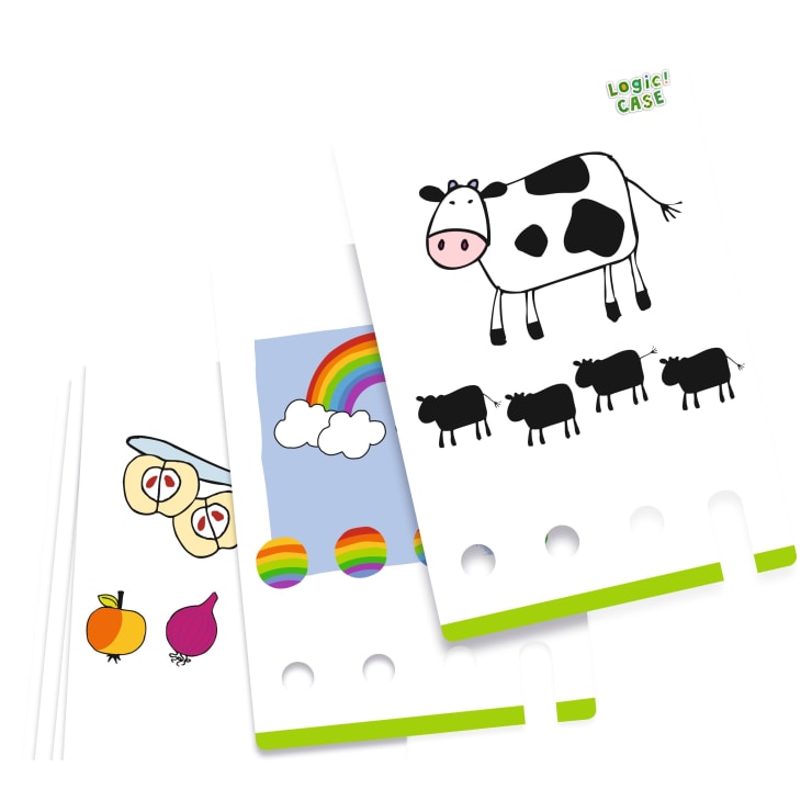 Es werden drei illustrierte Aktivitätskarten für Kinder gezeigt. Eine Karte zeigt eine Kuh und kleinere schwarze Kühe, eine andere zeigt Früchte und Eier und die dritte zeigt Regenbögen und eine Wolke. Das LOGIC! CASE-Logo erscheint auf der Karte oben rechts.