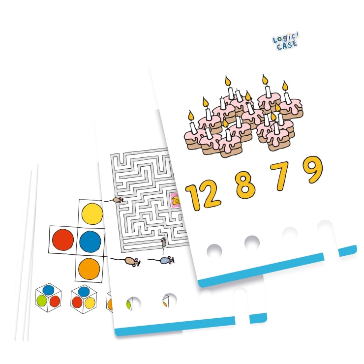 Drei illustrierte Aktivitätskarten überlappen sich. Die oberste Karte zeigt Geburtstagstorten mit Kerzen und den Zahlen 12, 8, 7 und 9. Die mittlere Karte zeigt ein Labyrinth. Die untere Karte zeigt farbige Formen und Würfel.