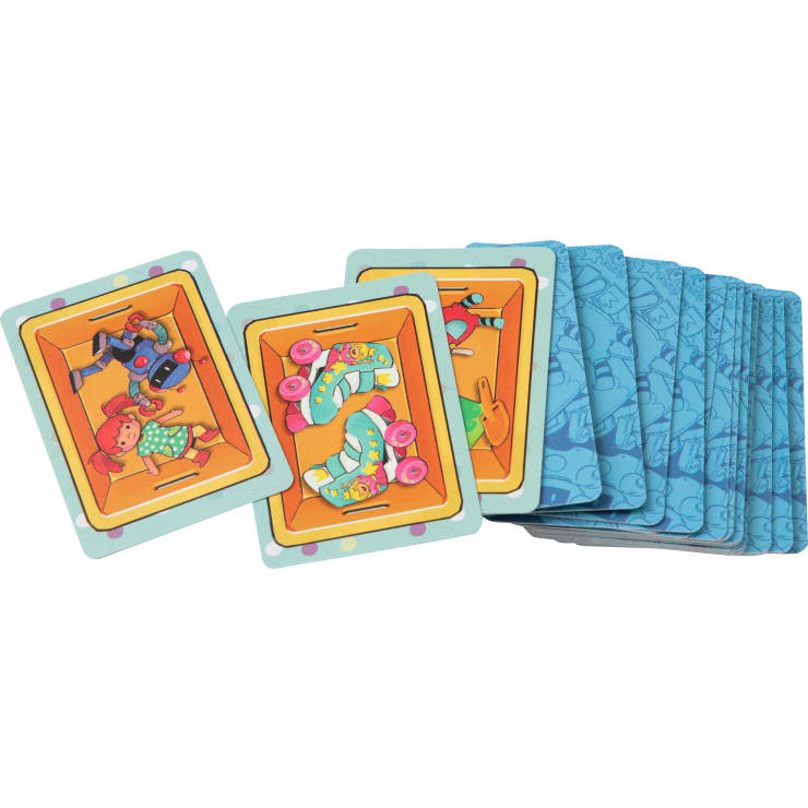 Ein Stapel illustrierter Spielkarten ist ausgebreitet. Die obersten Karten zeigen bunte Zeichnungen von Spielzeugen, darunter ein Roboter, eine Puppe und ein Paar Rollschuhe. Die Kartenränder haben einen blauen Rand mit Tupfen.