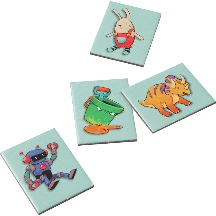 Vier quadratische Kacheln zeigen jeweils ein Cartoon-Bild: einen Hasen in roter Latzhose, einen grünen Sandeimer mit einer orangefarbenen Schaufel, einen orangefarbenen Triceratops und einen grauen Roboter mit roten Händen und Füßen. Alle Kacheln befinden sich auf einem weißen Hintergrund.