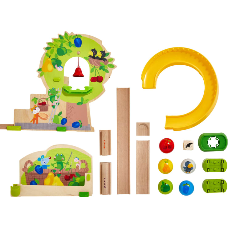 Ein Spielset aus Holz und Kunststoff mit gebogenen und geraden Bahnen, bunten Murmeln mit Tiermotiven, einem grünen Sockel und illustrierten Tafeln mit Tieren und Früchten.