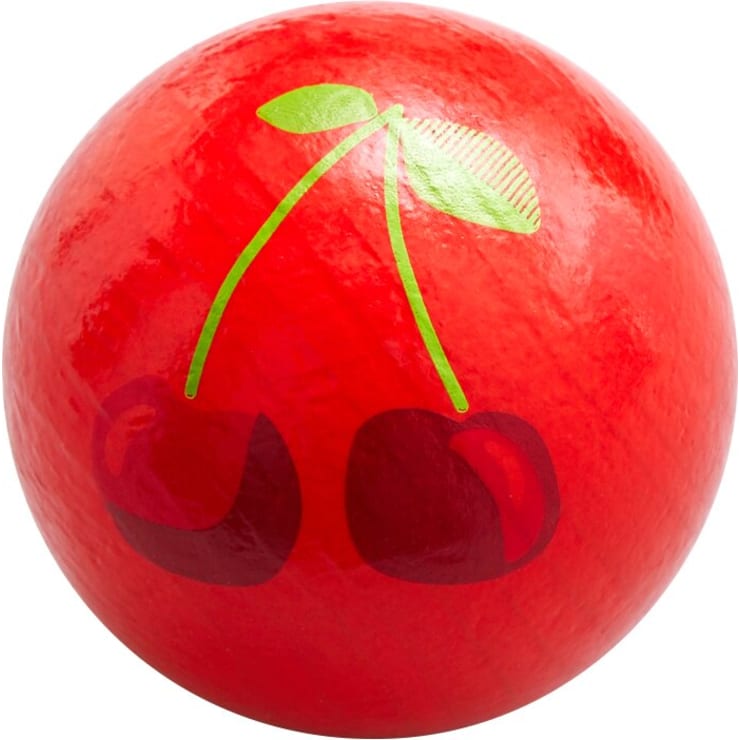 Ein roter Gummiball mit einem aufgedruckten Bild von zwei Kirschen mit grünen Stielen und einem Blatt auf der Oberfläche.