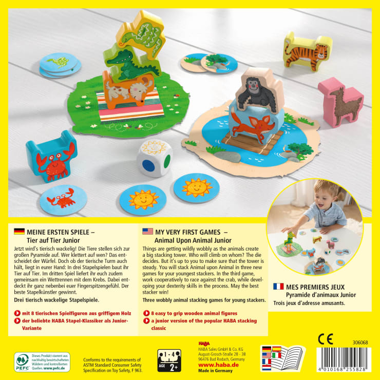 Das Tierstapelspiel für Kinder besteht aus bunten Holztierfiguren, runden Spielsteinen, zwei Würfeln, einer Spielunterlage und einer Anleitung. Die Schachtel enthält eine dreisprachige Anleitung und ein Foto eines spielenden Kindes.