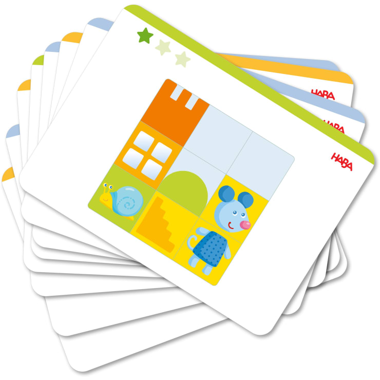 Ein Stapel illustrierter Karten, wobei die oberste Karte eine blaue Maus, eine gelbe Schnecke, eine Treppe, ein Fenster und farbige Quadrate zeigt. Die oberste Karte hat links oben drei Sterne und rechts oben das HABA-Logo.