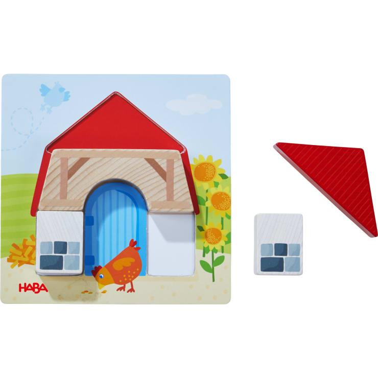 Ein Holzpuzzle, das eine Scheune mit rotem Dach, blauer Tür und einem Huhn zeigt. Zwei Teile - ein rotes Dreieck und ein weißes Rechteck mit Fenstern - wurden entfernt und neben den Puzzlerahmen gelegt.