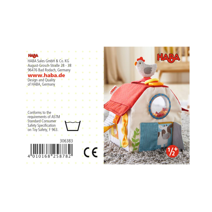 Abgebildet ist ein Produktetikett für ein HABA-Kuscheltierspielhaus für Kinder ab 1,5 Jahren. Das Haus verfügt über Stoffklappen, einen Spiegel und ein Plüschhuhn. Auf der linken Seite befinden sich Unternehmens- und Sicherheitsinformationen.