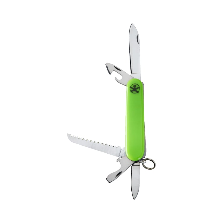 Ein grünes und silbernes Multi-Tool-Taschenmesser ist vollständig geöffnet und zeigt eine große Klinge, eine gezackte Klinge, einen Dosenöffner, einen Flaschenöffner und eine kleinere Klinge. Am Griff befinden sich ein Schlüsselring und ein Totenkopfsymbol.