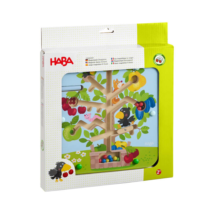 Ein verpacktes HABA-Magnetspiel für Kinder ab 2 Jahren, das einen Baum mit verschiedenfarbigen Kugeln, Früchten und Tierillustrationen zeigt. Die Verpackung ist hauptsächlich weiß mit gelben und grünen Akzenten.