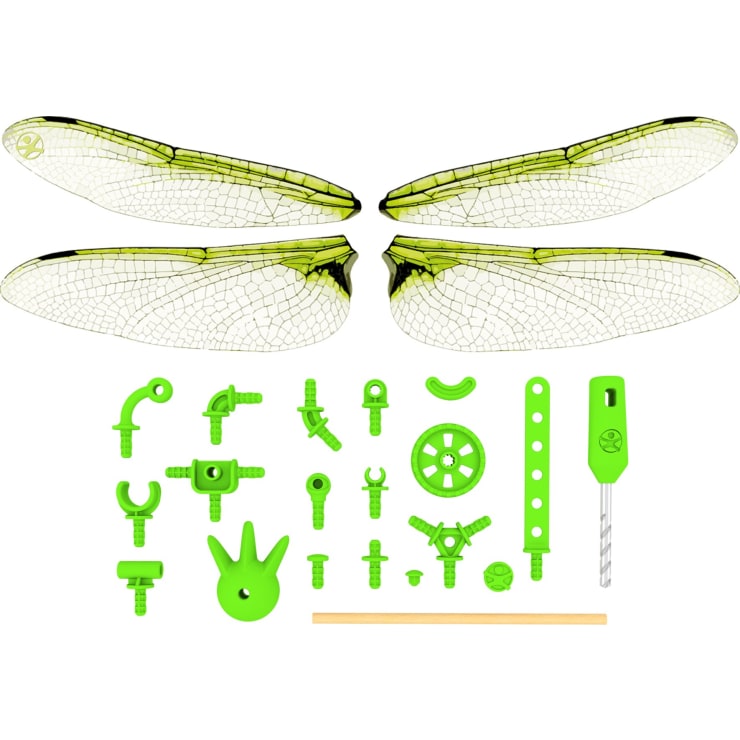 Vier durchsichtige, grüne Kunststoff-Insektenflügel und mehrere grüne Kunststoff-Verbindungsstücke sind ordentlich in Reihen angeordnet. Ebenfalls enthalten sind ein Holzstab und ein grünes Werkzeug, das einer Handbohrmaschine ähnelt.