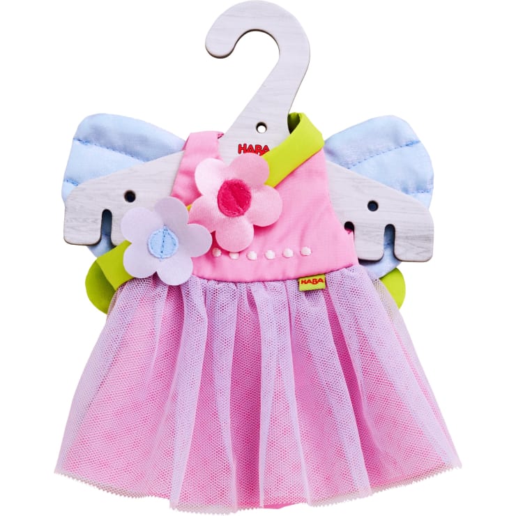 Ein rosafarbenes Puppenkleid mit Tüllrock, Blumenschmuck und blauen Stoffflügeln, ausgestellt auf einem Holzbügel.