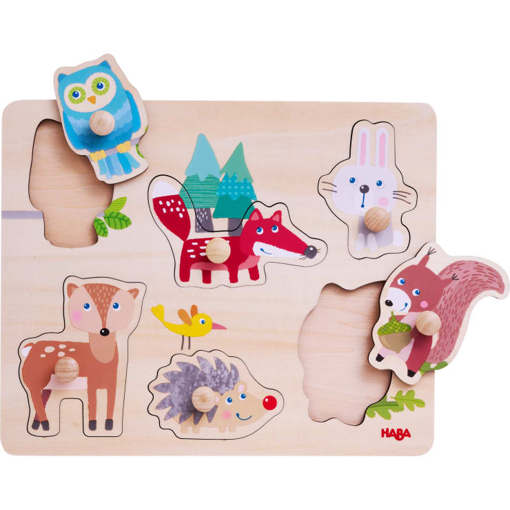 Ein Tierpuzzle aus Holz mit sechs Teilen, darunter eine Eule, ein Kaninchen, ein Fuchs, ein Reh, ein Igel und ein Eichhörnchen. Jedes Teil hat einen Knauf zum einfachen Greifen und zeigt bunte Cartoon-Motive auf einem hellen Holzhintergrund.