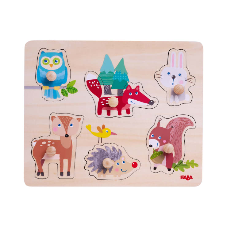 Ein Tierpuzzle aus Holz mit sechs Teilen: eine Eule, ein Kaninchen, ein Fuchs, ein Rehkitz, ein Igel und ein Eichhörnchen. Jedes Teil hat einen Holzknauf für eine einfache Handhabung und ist mit farbenfrohen Illustrationen im Cartoon-Stil versehen.