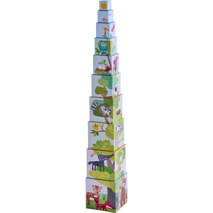 Ein hoher Stapel farbenfroher Nistkästen, die mit Illustrationen von Tieren wie Rehen, Füchsen, Waschbären, Eulen und Eichhörnchen sowie Bäumen, Insekten und Blumen verziert sind. Jeder Kasten ist etwas kleiner, je höher der Stapel wird.