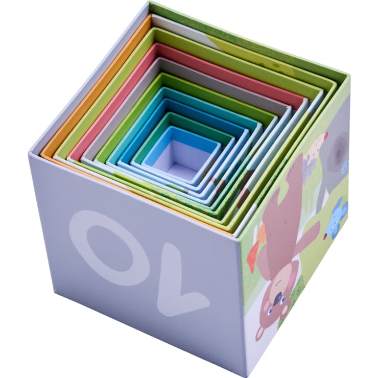 Ein Set aus bunten, quadratischen Nistkästen, die ineinander angeordnet sind, mit einer Tierillustration mit einem Bären und anderen Tieren auf dem äußersten Kasten.