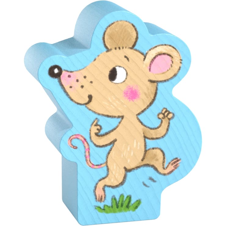Ein hölzerner Spielzeugblock zeigt die Illustration einer lächelnden Cartoon-Maus mit hellbraunem Fell, einer rosa Nase und rosa Wangen, die aufrecht auf ihren Hinterbeinen vor einem blauen Hintergrund steht.