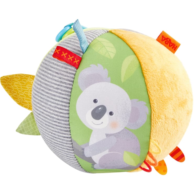 Ein weicher, farbenfroher Stoffball mit einer Koala-Illustration, verschiedenen Strukturelementen, Stoffanhängern und Bandschleifen, der als sensorisches Spielzeug für Kleinkinder oder Babys konzipiert ist.