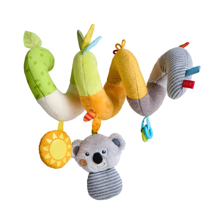 Ein weiches, mehrfarbiges Spiral-Babyspielzeug mit Plüschteilen in Grün, Gelb, Orange, Grau und Weiß, mit Aufhängungen: eine Sonne, ein Koala-Gesicht und blaue Ringe.