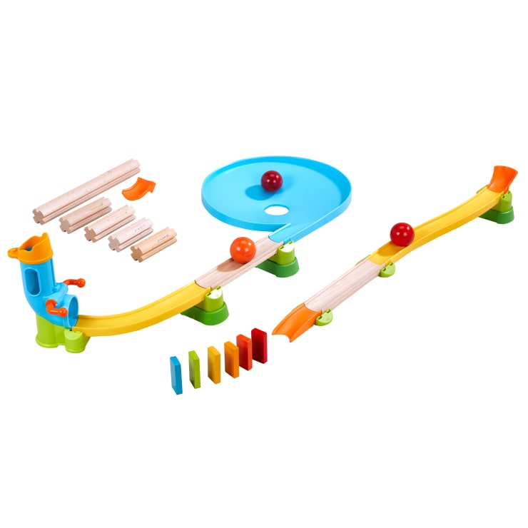 Ein Murmelbahn-Spielzeugset mit bunten Kunststoff- und Holzbahnen, einer blauen Spirale, Rampen, Dominosteinen und drei Murmeln. Die Teile sind in einer Schleife angeordnet, durch die die Murmeln rollen können.