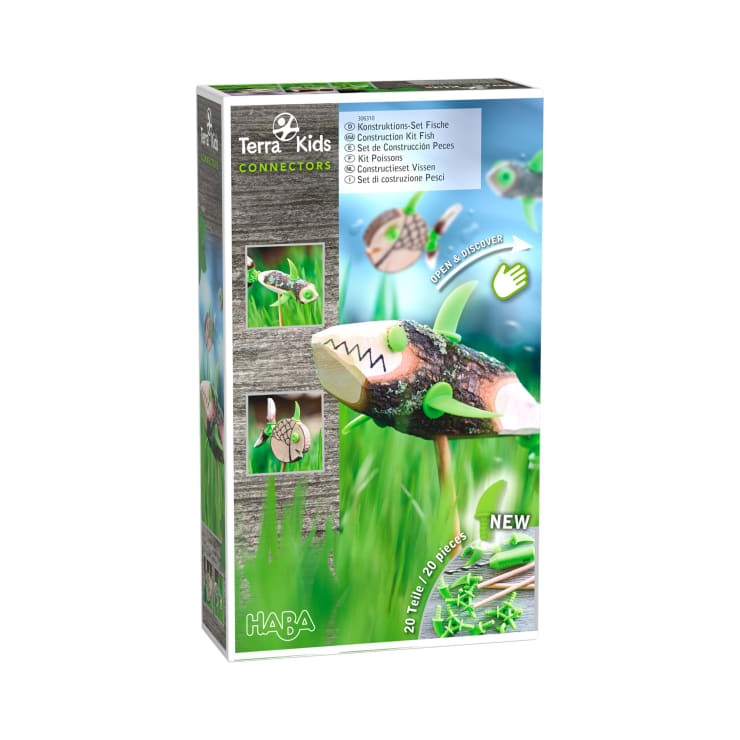 Die Schachtel mit den HABA Terra Kids Connectors zeigt ein Fischmodell aus Holz, das mit Steckern, Werkzeugen und Holzteilen gebaut wird. Die Verpackung zeigt die Produkteigenschaften, Bilder des Fischmodells und enthält 20 Probestücke.
