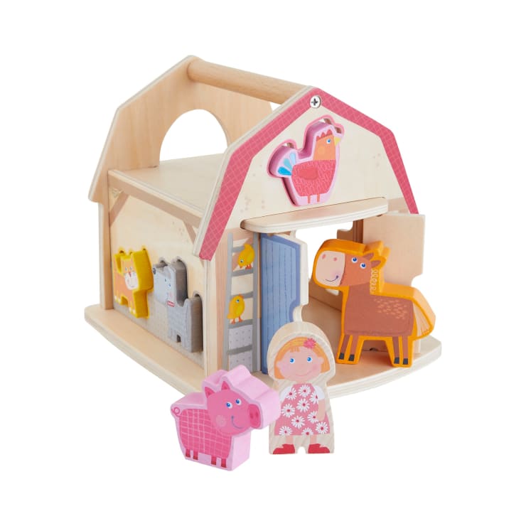 Ein Holzscheunen-Spielzeugset mit Tier- und Menschenfiguren. Die Scheune hat einen Griff an der Oberseite und ist mit gemalten Tierbildern verziert, mit einem Pferd, einem Schwein, einem Mädchen und anderen kleinen Tierfiguren, die um sie herum aufgestellt sind.