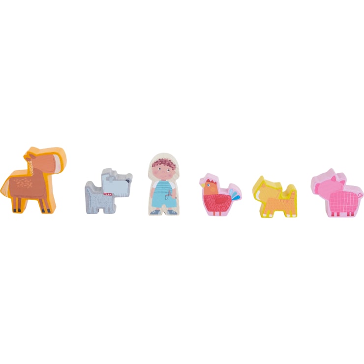 Ein Set mit sechs bunten Holzfiguren in einer Reihe, darunter ein Reh, ein grauer Hund, ein Kind mit lockigem Haar in blauer Latzhose, ein Huhn, ein gelbes Pferd und ein rosa Schwein auf weißem Hintergrund.