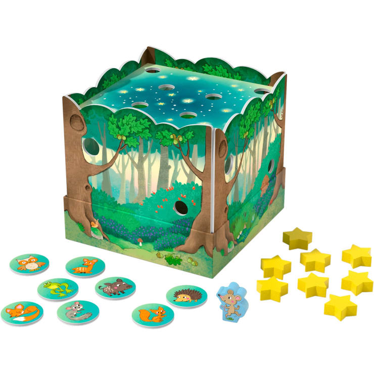 Ein farbenfrohes, würfelförmiges Brettspiel für Kinder mit einem Waldthema, mit Tierplättchen, gelben Sternen und einer großen Spielschachtel, die oben und an den Seiten mit Bäumen, Himmel und Löchern verziert ist.