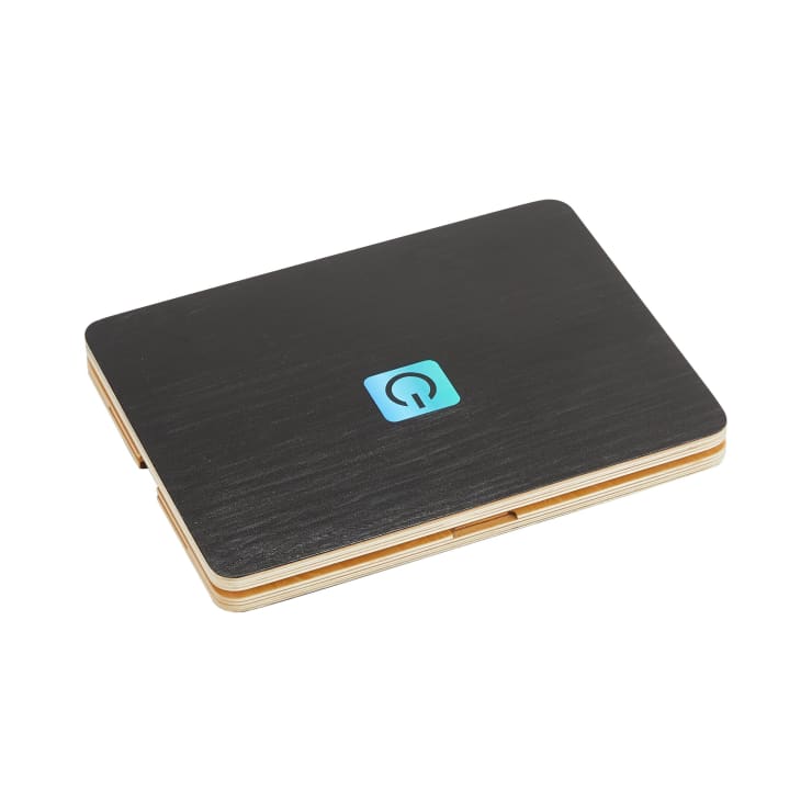 Ein geschlossener, schwarzer und holzfarbener, rechteckiger Laptop mit einem blauen Einschaltknopf-Symbol in der Mitte der oberen Abdeckung, dargestellt auf einem schlichten weißen Hintergrund.