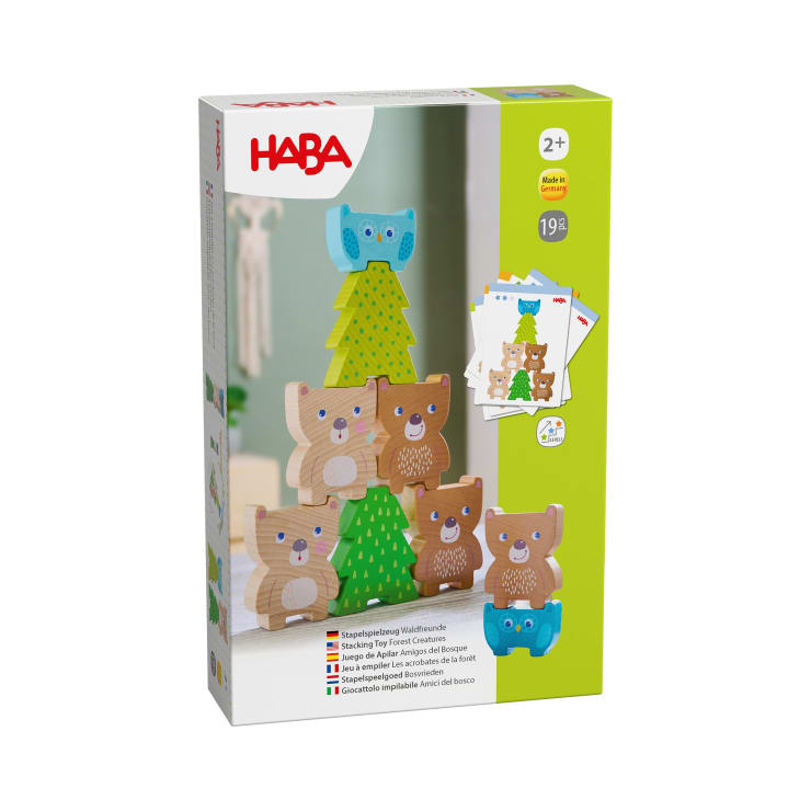 Eine Schachtel mit stapelbaren HABA-Waldtieren für Kinder ab 2 Jahren, mit Holztier- und Baumfiguren, Karten und Produktinformationen in mehreren Sprachen auf der Vorderseite.