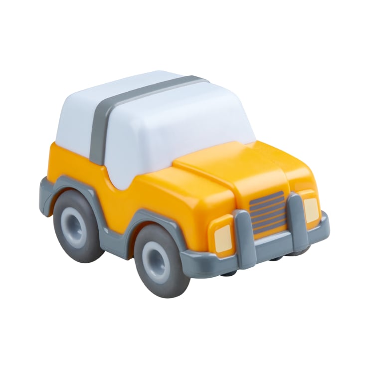 Ein gelbes Spielzeugauto mit weißem Dach, grauer Stoßstange und schwarzen Rädern ist auf einem weißen Hintergrund abgebildet. Das Auto hat ein einfaches, cartoonartiges Design.